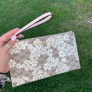 SOLD ON Ⓜ️ NWT Micheal Kors Large Zip Wristlet